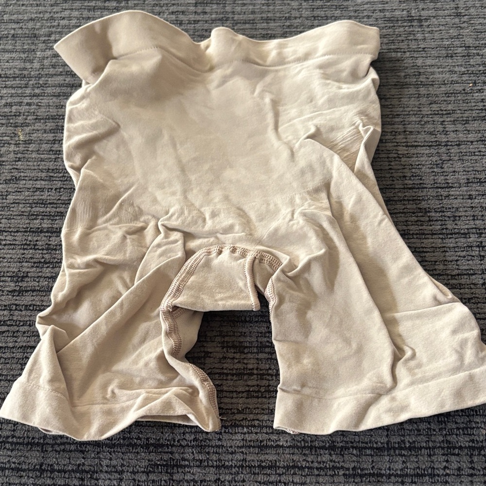 Skims Beige Shapewear Bodysuit. New without tags Med